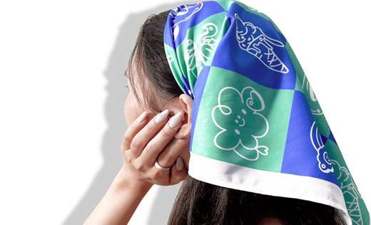 Cách buộc khăn bandana vuông phối với trang phục hàng ngày